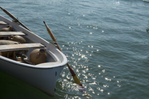 Le anfore nella barca a Castiglione della Pescaia.