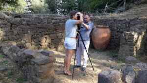 Nicola e Virginia rilevano i dati della Domus dei Dolia.