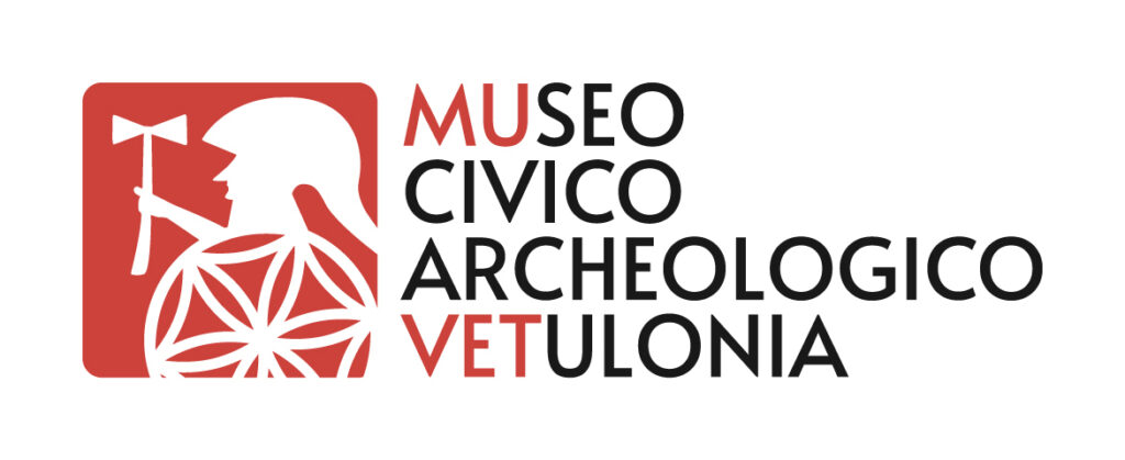 Nel logo il Cerchio dello scudo enfatizza la forza della collettività, che si raccoglie intorno al museo. Il guerriero procede armato a grandi passi verso il suo nuovo destino, pronto ad affrontare nuove battaglie.