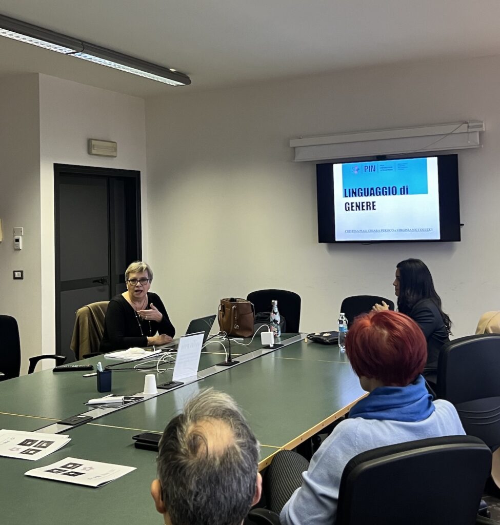 Cristina Pugi introduce le attività del corso Linguaggio di genere.