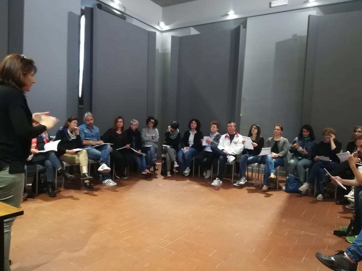 I partecipanti al corso di sensibilizzazione per l’accoglienza di visitatori sordi si preparano per la simulazione della vendita del biglietto con Alessandra Biagianti (docente laureata LIS).