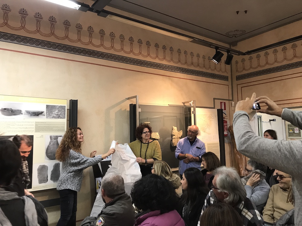 Simona Rafanelli e Susanna Lorenzini rivelano il totem durante la presentazione di Museo4U a Vetulonia, 03 dicembre 2017.